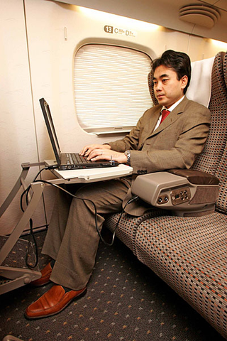 Illustration for article titled Japan's Type N700 Bullet Train Almost Half as Fast as an Airplane
